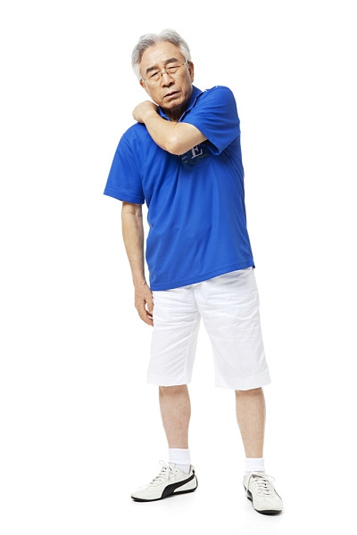 “팔이 안 올라가, 식사도 어려워” 오십견 치료, 미루지 마세요