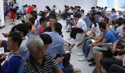 줄서서 이혼하는 상하이 부부들…문제는 ‘집’