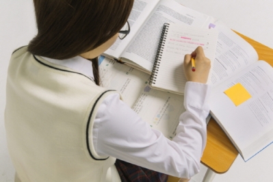 장시간 고개 숙이고 공부하는 자세, 거북목 유발해