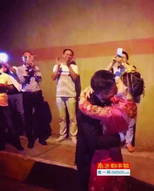 [나우! 지구촌] 교통사고로 발 묶인 남녀, ‘터널 웨딩’ 화제