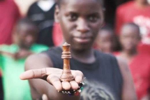 빈민촌에서 자란 체스 천재 소녀가 전하는 희망
