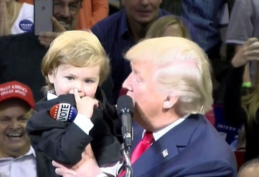 트럼프 미니미?…유세장 깜짝 등장한 코스프레 아기 화제