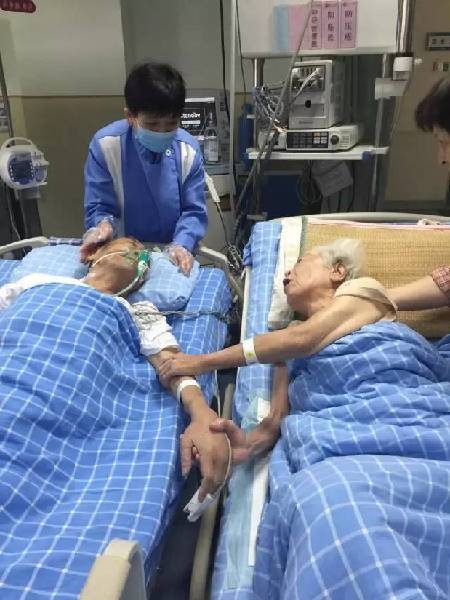 죽음 앞둔 中 노부부 손 꼭 잡고, “먼저 가서 기다려요”
