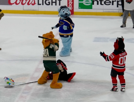 NHL 팀 마스코트, 상대 마스코트 방망이 폭행 논란 (영상)
