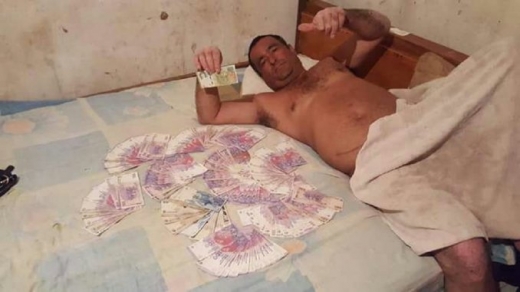 시의원이 침대에 지폐 펼쳐놓고 돈자랑 한 이유는?