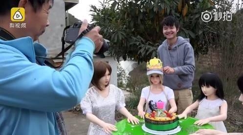실리콘 여성인형 7명 키우는 ‘아버지와 아들’…왜?