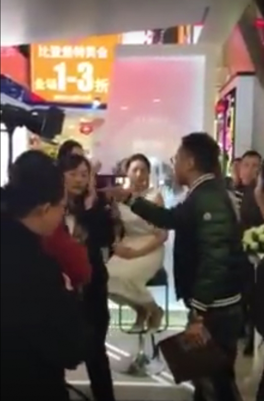 韓 화장품 고객에게 ‘꺼지라’ 삿대질하며 외치는 중국인