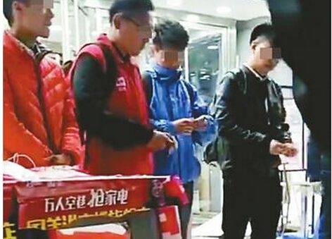 부하에게 돈 찢도록 시킨 中 ‘변태 상사’