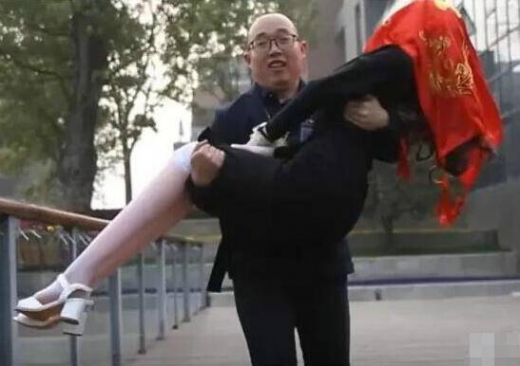 자신이 만든 로봇과 결혼한 中 AI 전문가