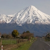 뉴질랜드 산 정상서 사진 찍은 女모델…비난 받는 이유