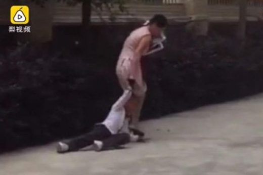 여학생 머리채 잡고 질질 끄는 中여교사