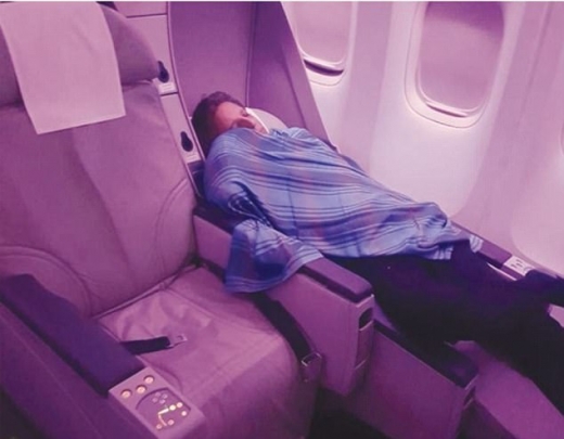 여객기 기장, 운항 중 객석 나와 ‘꿀잠’