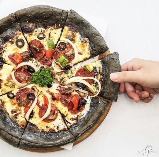 미국에서 인기 절정인 ‘숯 넣은 피자’…맛은?