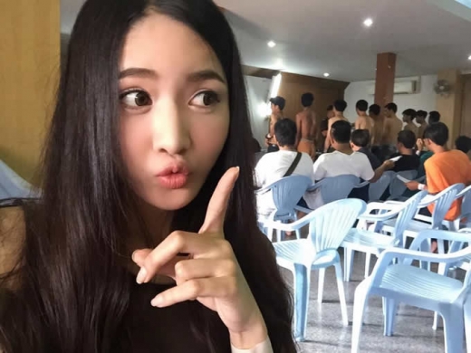 군 입대 신체검사 받은 미모 여성의 정체는?