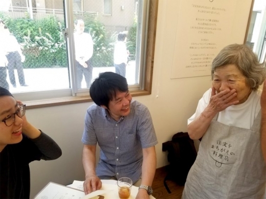 치매 할머니들이 웨이터로 활약하는 日 음식점