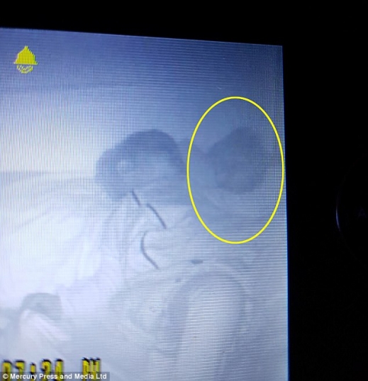 아기방 CCTV에 등장한 ‘유령’?…자리 바꾸며 움직이기도
