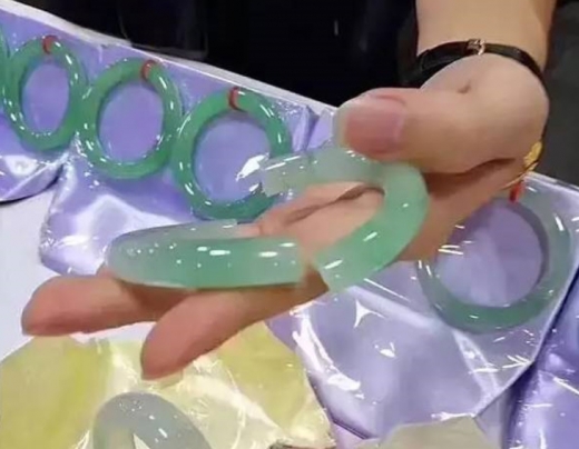 5000만원 옥팔찌 구경하다 깨뜨린 中여성, 기절