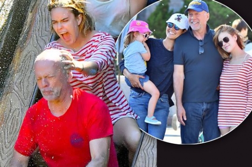 놀이기구 타는 브루스 윌리스 ‘딸, 아빠 머리는 좀’