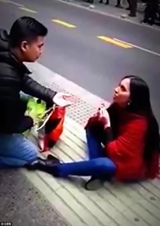청혼하는 여친 바닥에 두고 홀로 떠난 남친