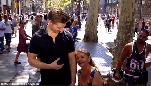 생방송 중인 훈남 특파원에 푹 빠진 중년 여성