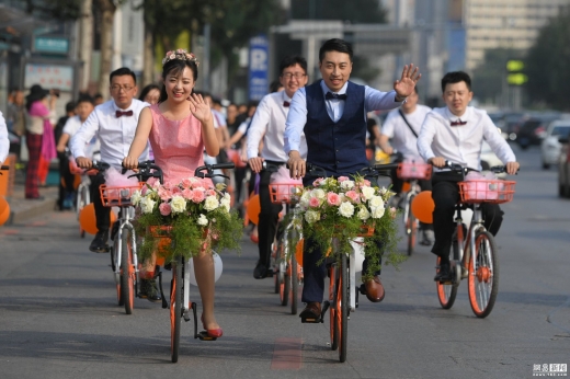 中 이색 결혼식 화제…‘공유 자전거 신혼여행 퍼레이드’