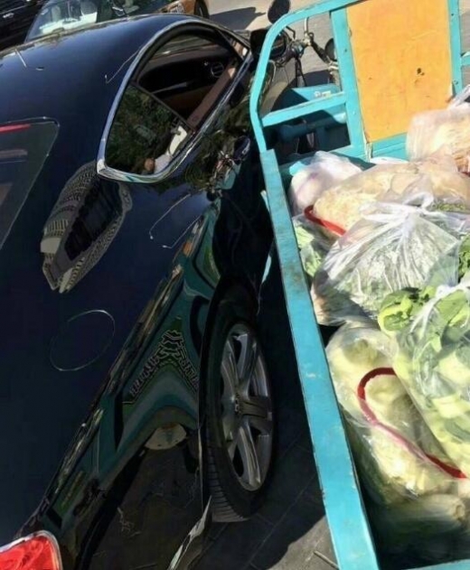 벤틀리 접촉사고, 보상비는 ‘파 한 단’…훈훈한 교통사고
