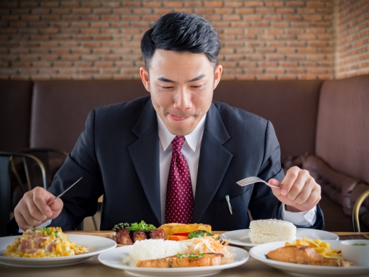 “혼밥 먹는 男, 비만 위험 커” (연구)