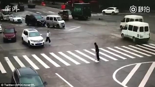 도로 한가운데 갇힌 보행자 본 운전자가 한 일 (영상)