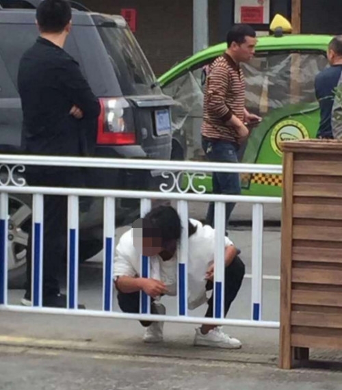 도로 위 가드레일 넘다 머리 낀 中 여학생