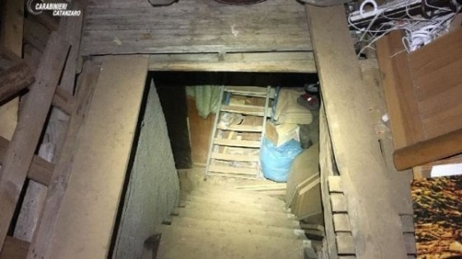 지하실 감금 여성, 10년 만에 풀려나…성폭행 출산까지