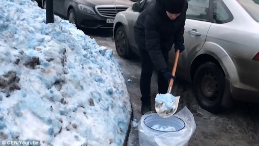 러시아에 내린 파란색 눈(雪)…시민들 공포에 떨어