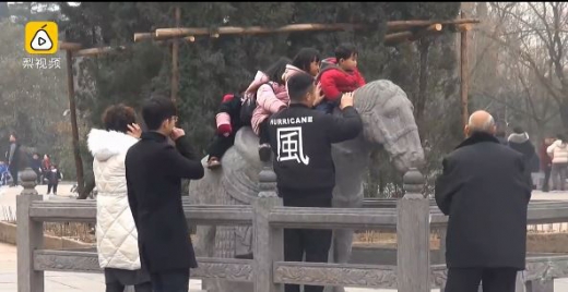 문화재도 수난…1000년 된 석상 올라타는 中 관광객들