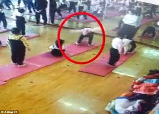 어려운 요가 자세 따라하다 평생 불구된 4살 여아