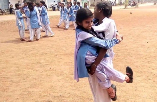 하지마비 학우 두 팔로 안아 시험장까지 데려다 준 친구