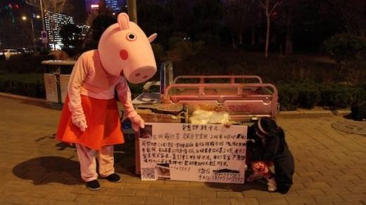 [월드피플+] 매일 밤 돼지 옷 입고 딸과 노점하는 아빠의 사연