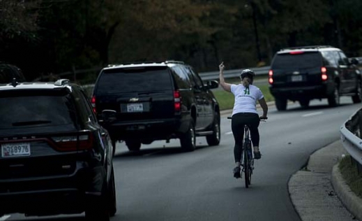 트럼프에 ‘손가락 욕’으로 해고된 여성…회사 상대 소송