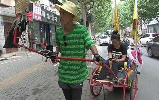 인력거에 여자친구 태우고 2000㎞ 여행한 남성