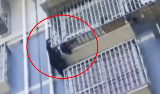 [여기는 중국] 맨손으로 5층 기어올라 아이 구조한 ‘스파이더 맨’ (영상)