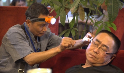 [월드피플+] 아픈 딸 대신 ‘귀 청소부’가 된 부끄럼쟁이 父