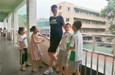 [여기는 중국] 11세 소년 키가 무려 206cm…세계서 가장 큰 ‘초딩’