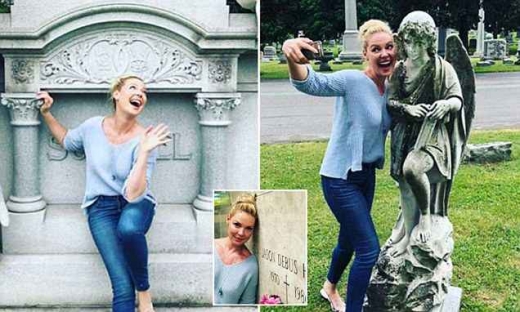 배우 캐서린 헤이글, 친오빠 묘지서 촬영한 사진 논란