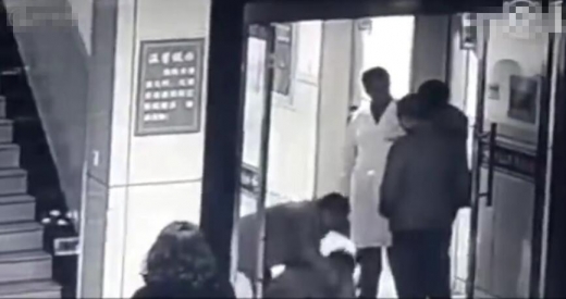 [월드피플+] “엄마 살려주세요” 무릎 꿇고 애원한 아들에 中대륙 감동