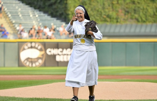 美 전역 흔든 한 수녀의 완벽한 메이저리그 시구 (영상)