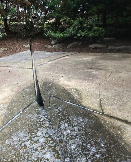 원본 vs 조작…거울처럼 보이는 자동차 화제