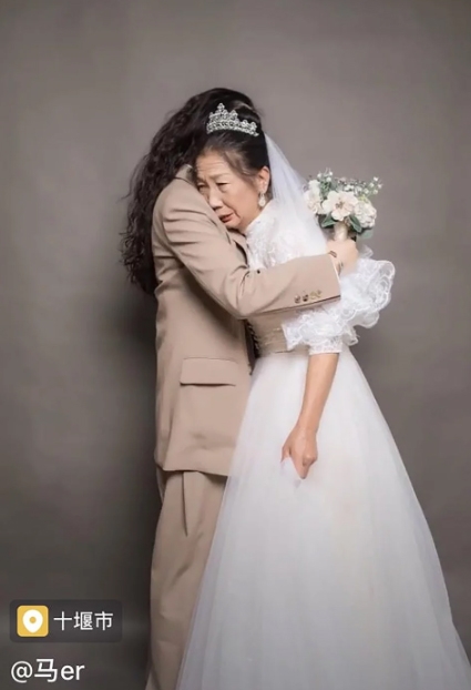 [월드피플+] 결혼사진 없는 어머니 위해 ‘신랑’이 되어준 딸