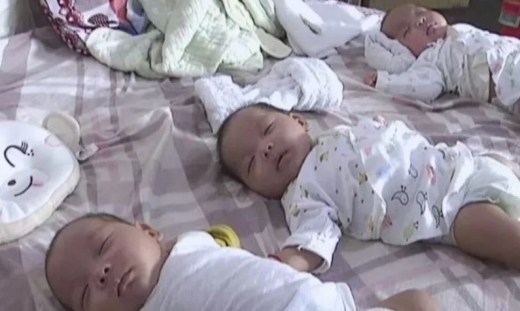 “세쌍둥이 입양해가세요”…인터넷에 아이들 내놓은 엄마