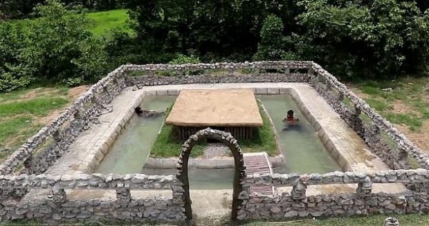 원시적 생존 도구로 2주 만에 수영장 만든 남성 화제 (영상)