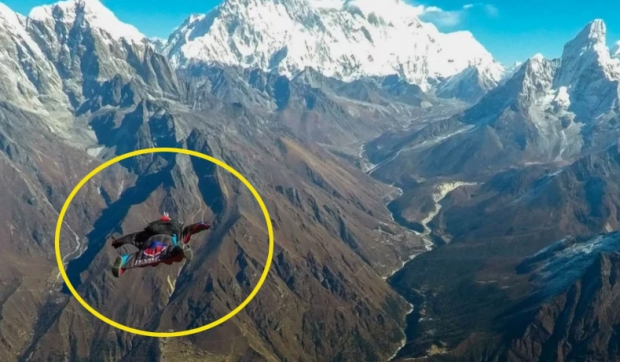 중국인 최초 ‘윙슈트 입고 히말라야에서 점프’ 성공한 여성