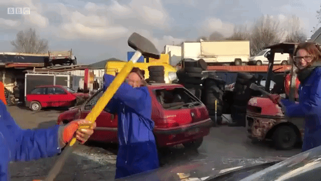 합법적으로 자동차 때려부수는 폐차장 인기