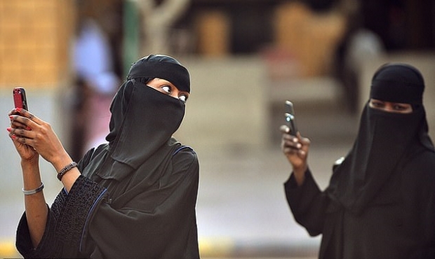 사우디 남성들이 애용하는 ‘여성 위치추적 앱’…정부가 직접 제작